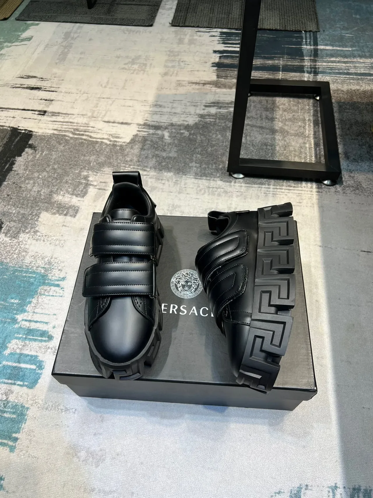 Versace কালো চাঙ্কি প্ল্যাটফর্ম সোল ট্রিপল ভেলক্রো স্ট্র্যাপ লাইফস্টাইল স্নিকার্স 5