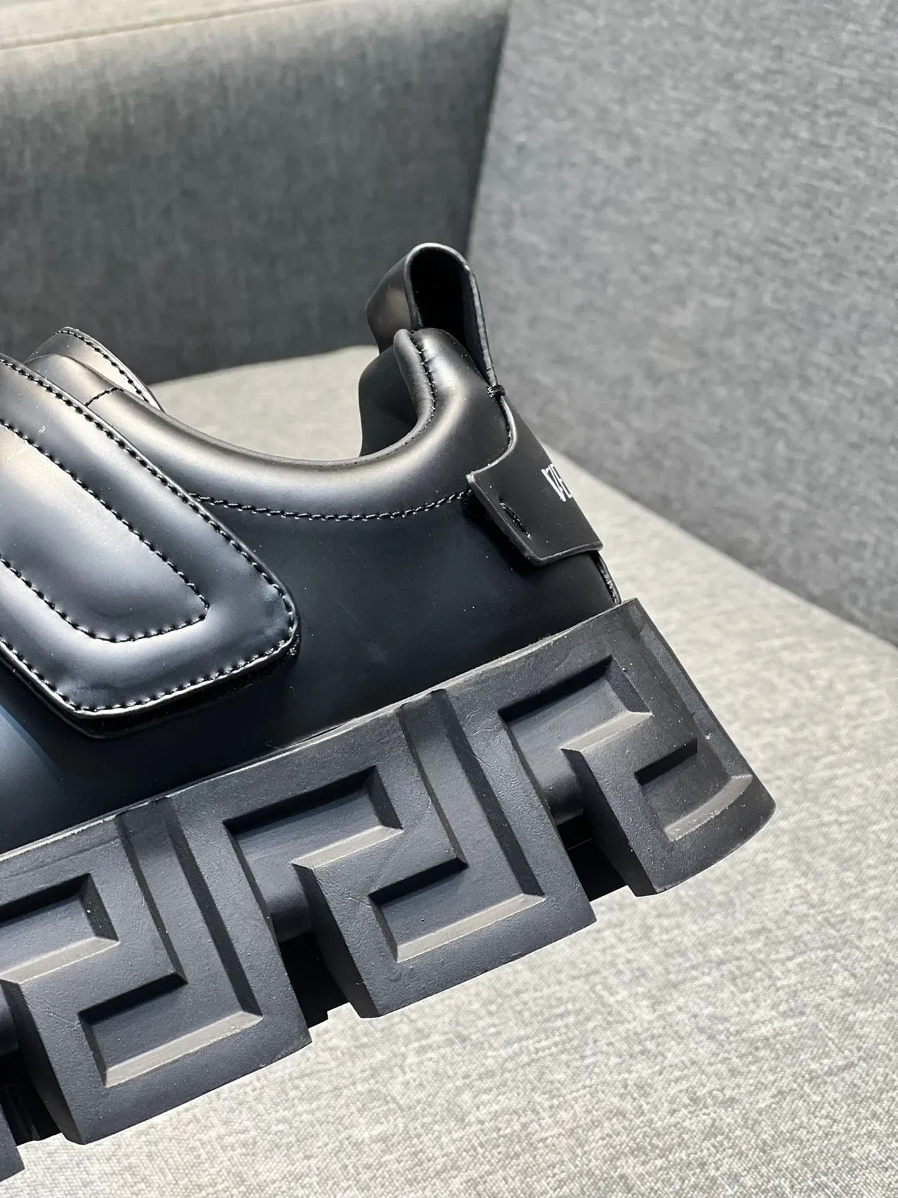 Versace কালো চাঙ্কি প্ল্যাটফর্ম সোল ট্রিপল ভেলক্রো স্ট্র্যাপ লাইফস্টাইল স্নিকার্স 9