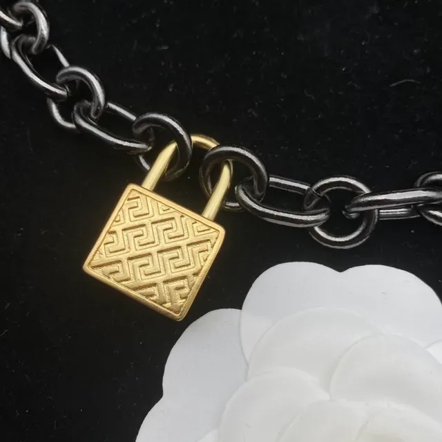 Collier Versace Chaîne Métal Dual-Tone Noir et Or avec Charms de Tête de Médusa 2