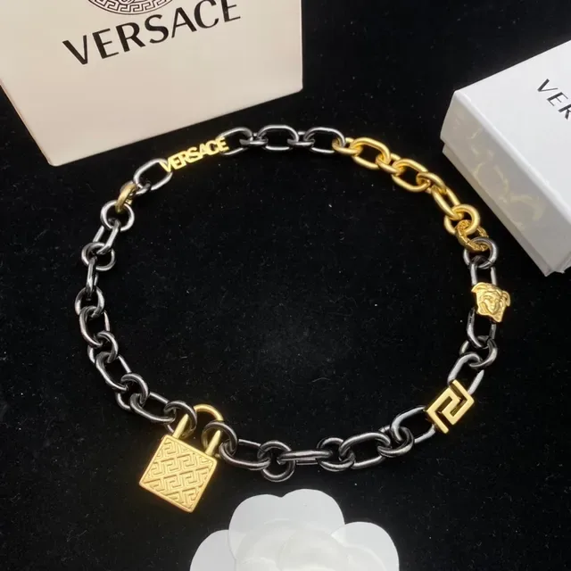 Collier Versace Chaîne Métal Dual-Tone Noir et Or avec Charms de Tête de Médusa 3