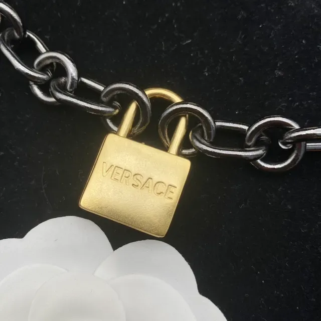 Collier Versace Chaîne Métal Dual-Tone Noir et Or avec Charms de Tête de Médusa 4