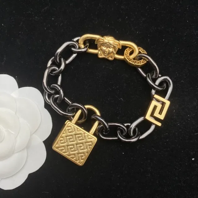 Collier Versace Chaîne Métal Dual-Tone Noir et Or avec Charms de Tête de Médusa 5