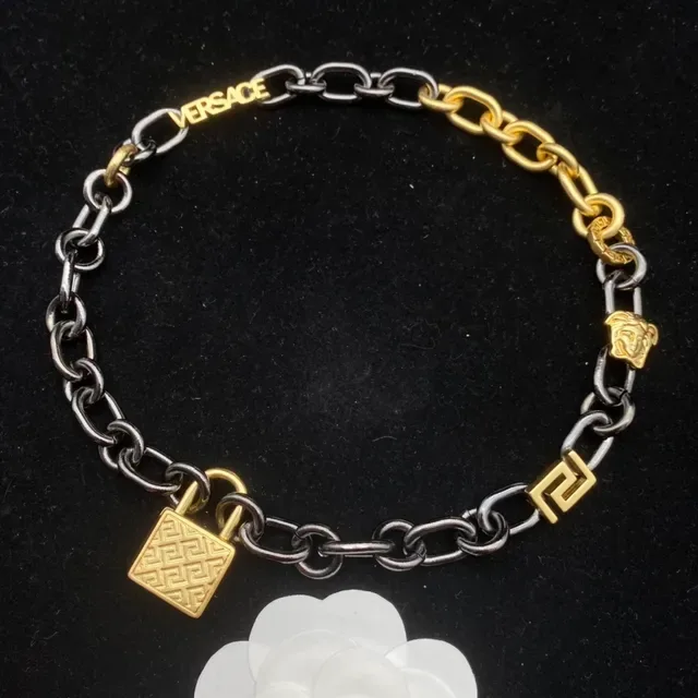 Collier Versace Chaîne Métal Dual-Tone Noir et Or avec Charms de Tête de Médusa 6