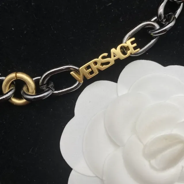 Collier Versace Chaîne Métal Dual-Tone Noir et Or avec Charms de Tête de Médusa 9