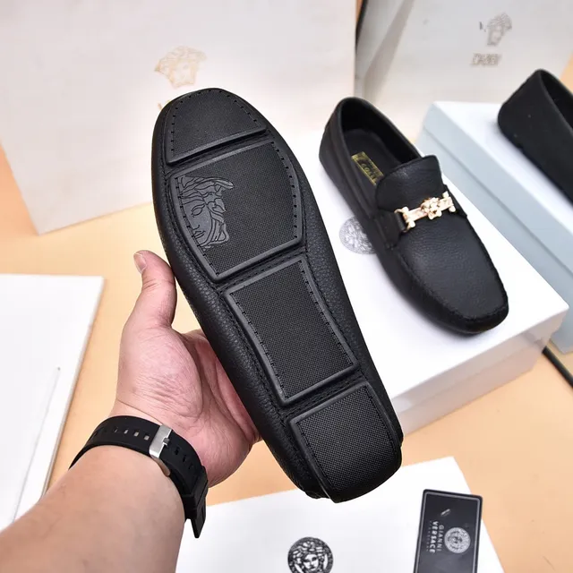 Versace কালো সোনার দানাযুক্ত চামড়া মেডুসা ঘোড়ার বিন বাকল লোফার 4