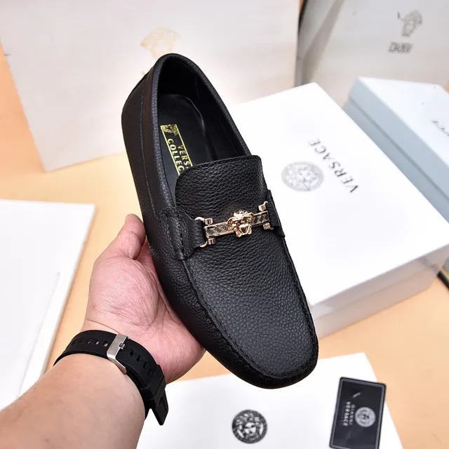 Versace কালো সোনার দানাযুক্ত চামড়া মেডুসা ঘোড়ার বিন বাকল লোফার 6