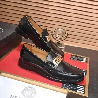 Versace Chain Reaction 黑色金色亮面专利皮革 Greca 金属扣乐福鞋
