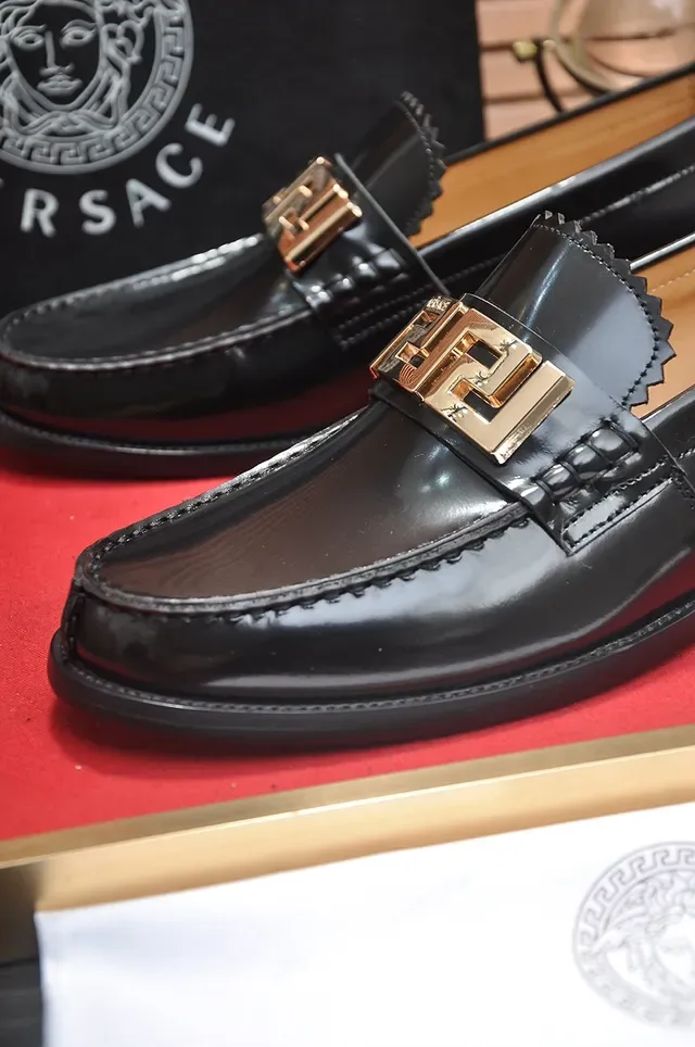 Versace Chain Reaction Loafer de Couro Patentado Preto e Dourado Brilhante com Fivela Greca 2