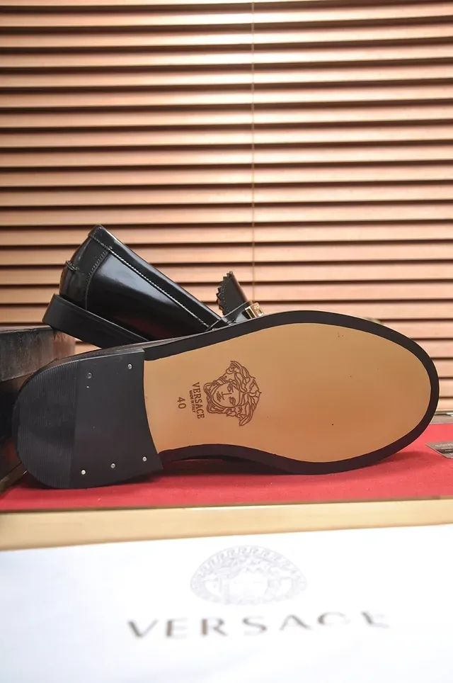 Versace Chain Reaction Loafer de Couro Patentado Preto e Dourado Brilhante com Fivela Greca 3