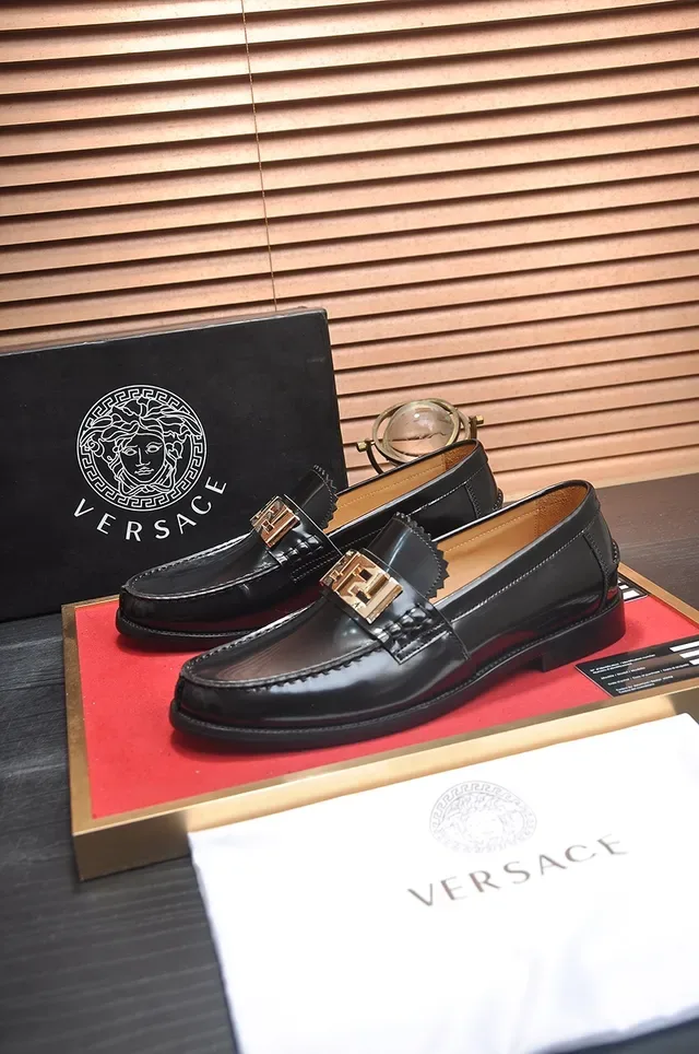 Versace Chain Reaction Loafer de Couro Patentado Preto e Dourado Brilhante com Fivela Greca 4