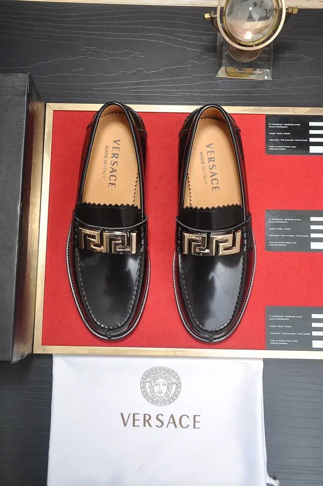 Versace Chain Reaction Loafer de Couro Patentado Preto e Dourado Brilhante com Fivela Greca 5