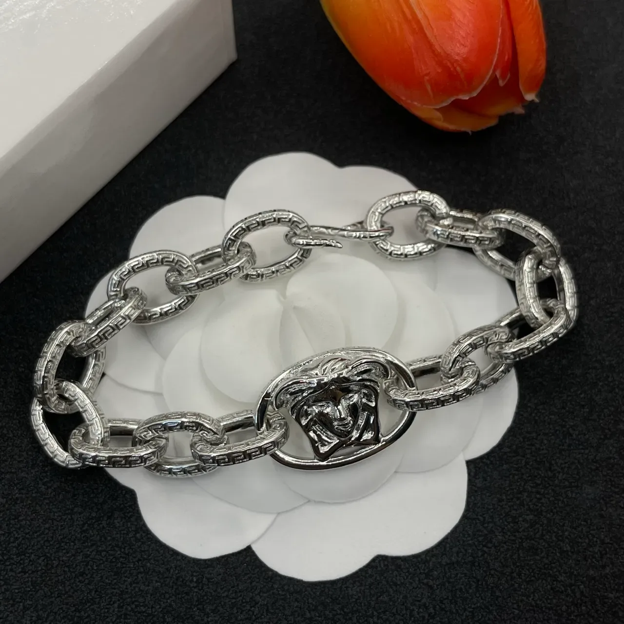 Versace Chain Reaction Medusa Head चांदी की जंजीर कंगन 4
