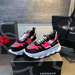 Versace Chain Reaction 粉色和黑色厚底运动鞋