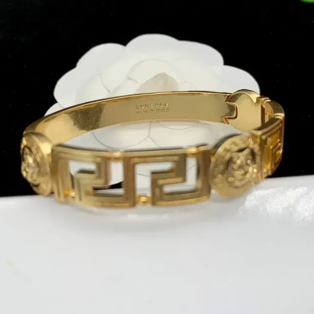 Versace Greca Medusa गोल्ड टोन रिजिड कंगन 3