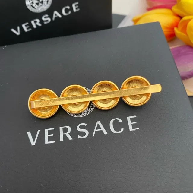 Versace Odissea Medusa সোনালী রঙের চার মেডেলিয়ন চুলের ব্রোচ 4
