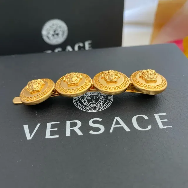 Versace Odissea Medusa সোনালী রঙের চার মেডেলিয়ন চুলের ব্রোচ 5