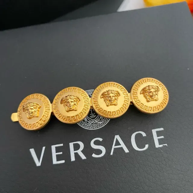 Versace Odissea Medusa সোনালী রঙের চার মেডেলিয়ন চুলের ব্রোচ 6