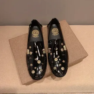 Versace Mocassins en Cuir Verni Cloutés