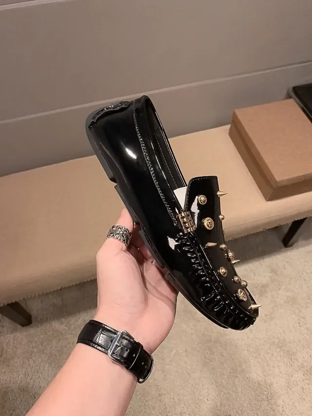 范思哲 铆钉 漆皮 乐福鞋 3