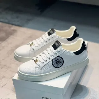 Versace 白黑纹理鹅卵石皮革鞋面圆形品牌徽章生活方式运动鞋