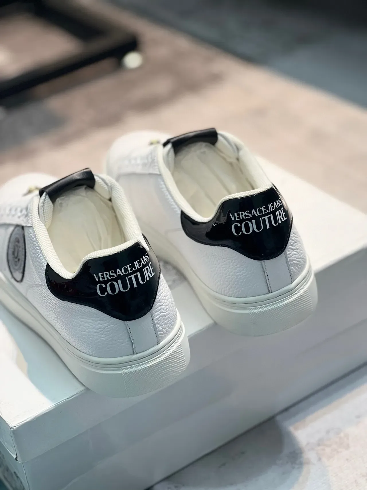 Versace Branco Preto Texturizado Couro Granulado Superior Circular Medalhão com Marca Tênis Lifestyle 2