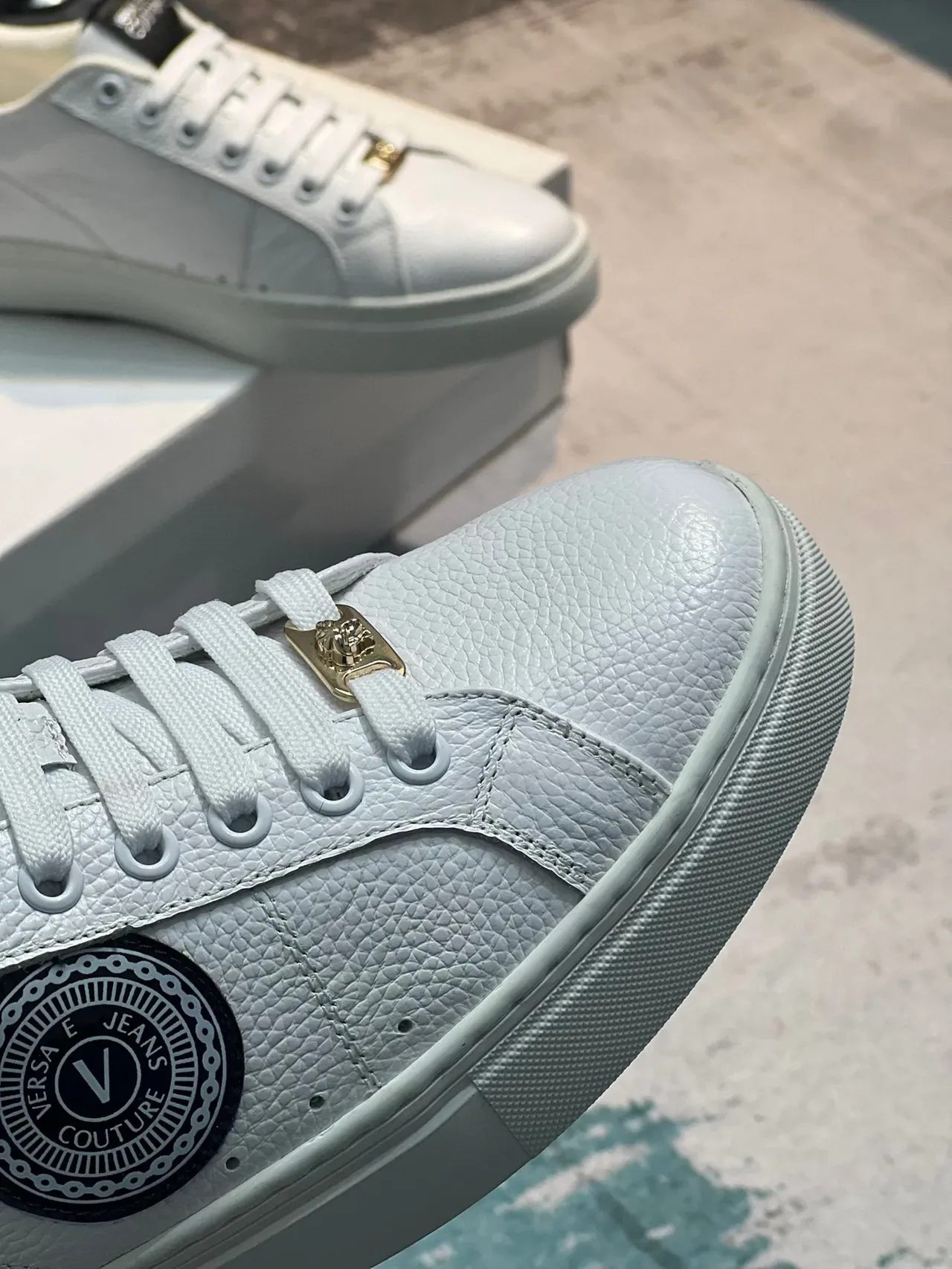 Versace Branco Preto Texturizado Couro Granulado Superior Circular Medalhão com Marca Tênis Lifestyle 3
