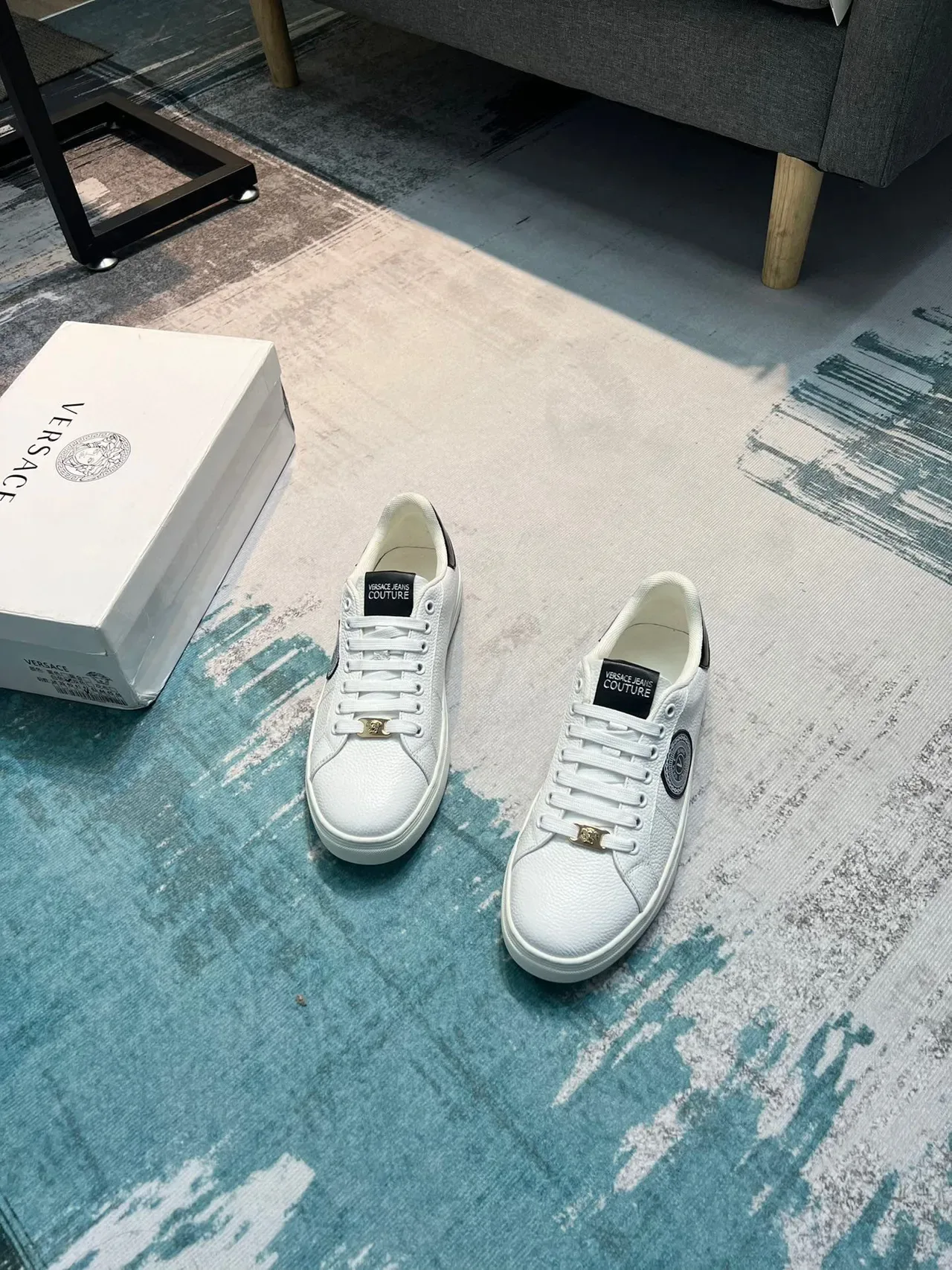 Versace Branco Preto Texturizado Couro Granulado Superior Circular Medalhão com Marca Tênis Lifestyle 4
