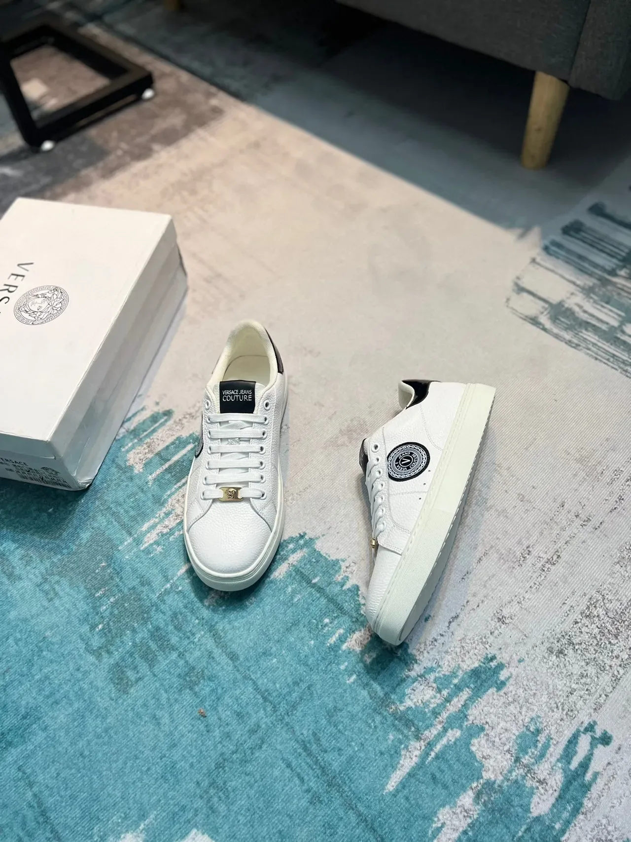 Versace Branco Preto Texturizado Couro Granulado Superior Circular Medalhão com Marca Tênis Lifestyle 5