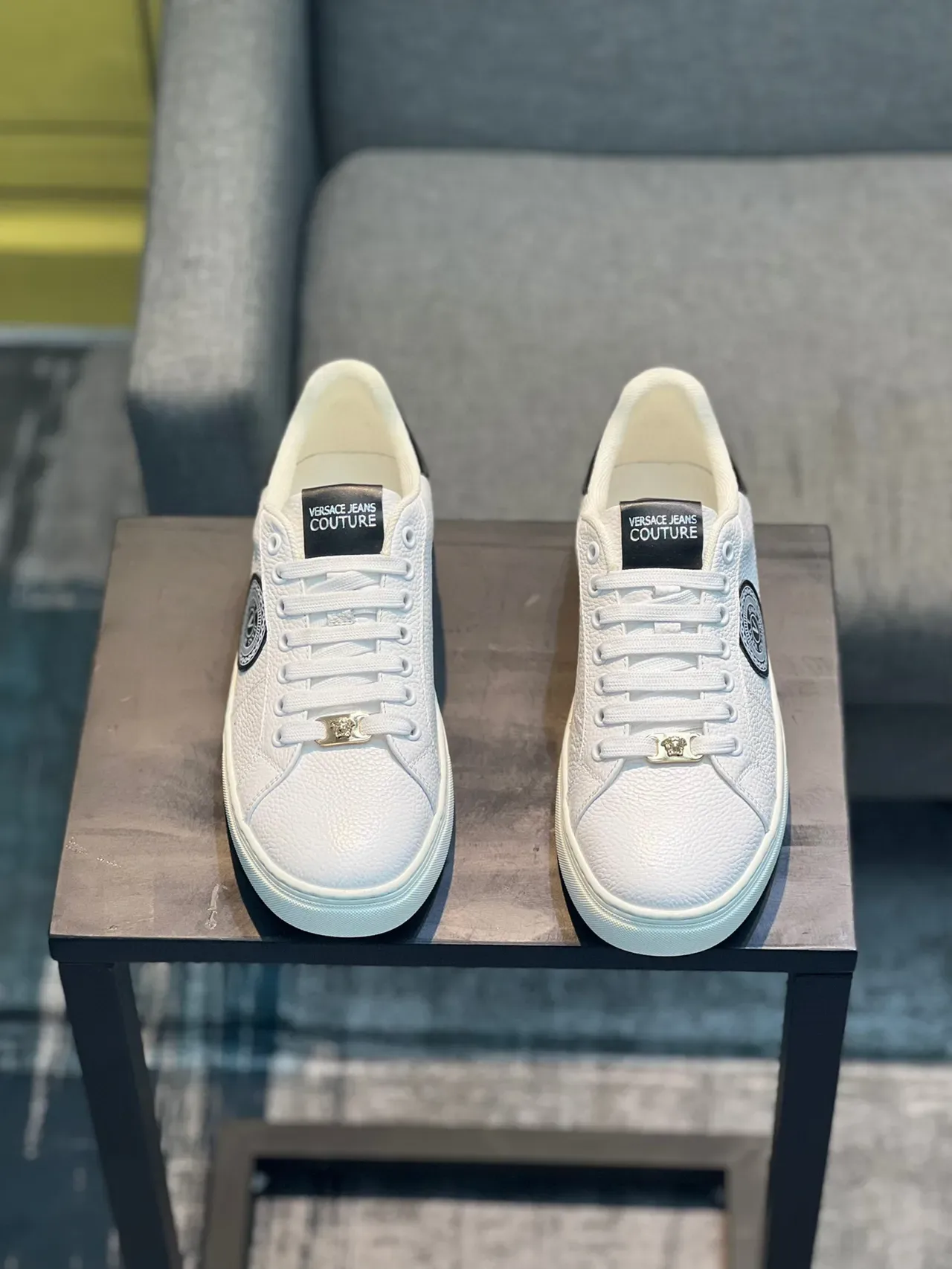 Versace Branco Preto Texturizado Couro Granulado Superior Circular Medalhão com Marca Tênis Lifestyle 6
