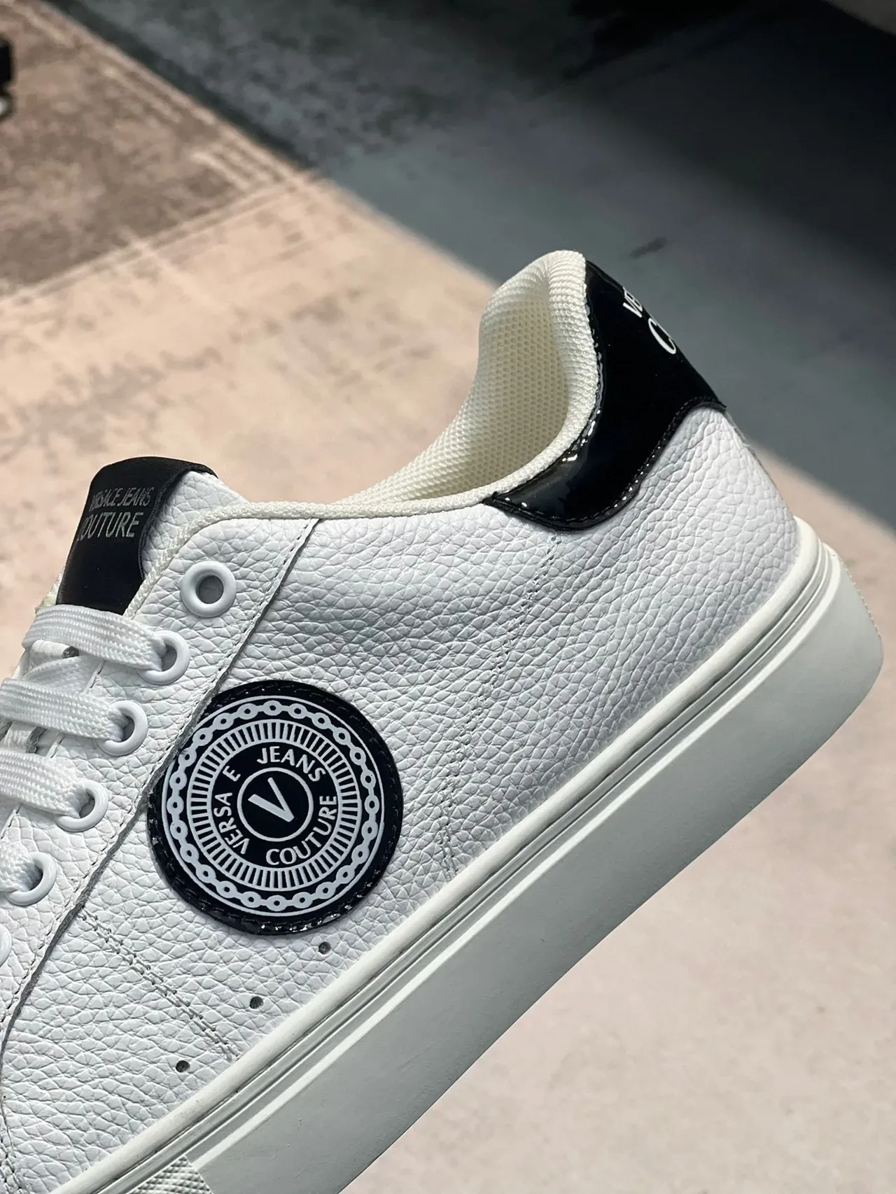 Versace Branco Preto Texturizado Couro Granulado Superior Circular Medalhão com Marca Tênis Lifestyle 8