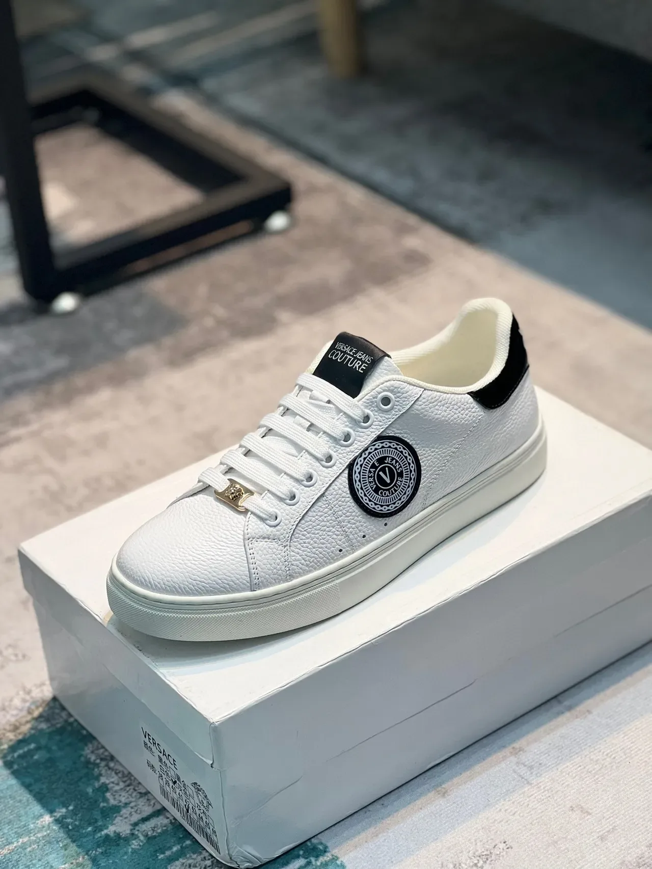 Versace Branco Preto Texturizado Couro Granulado Superior Circular Medalhão com Marca Tênis Lifestyle 9