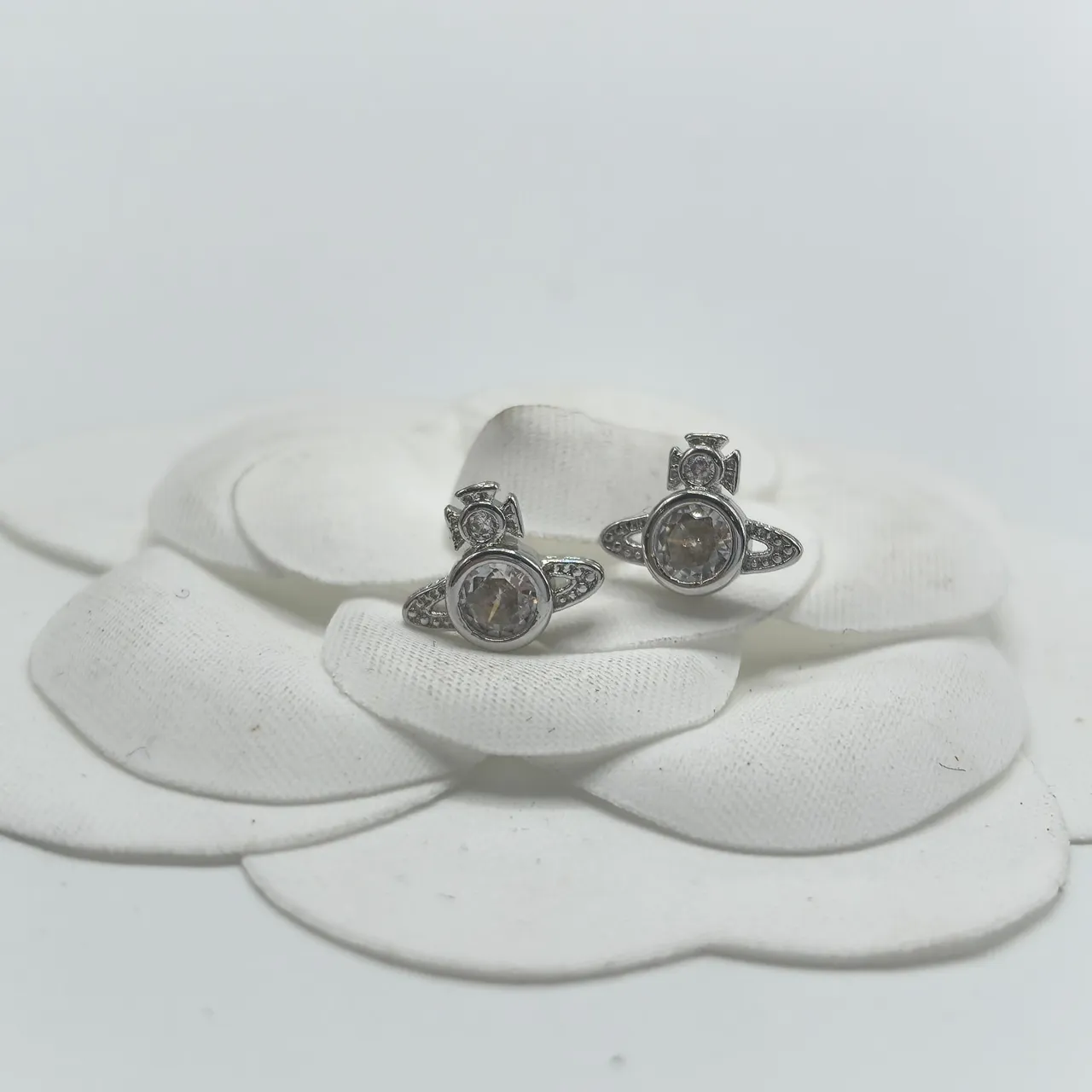 Vivienne Westwood Aretes Stud con Orb de Cristal 2