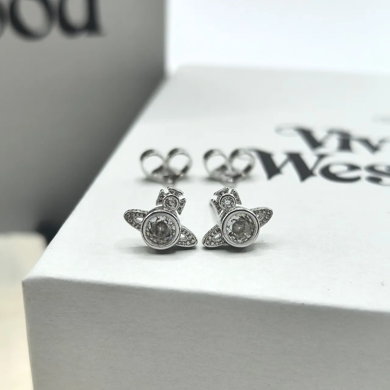 Vivienne Westwood Aretes Stud con Orb de Cristal 3