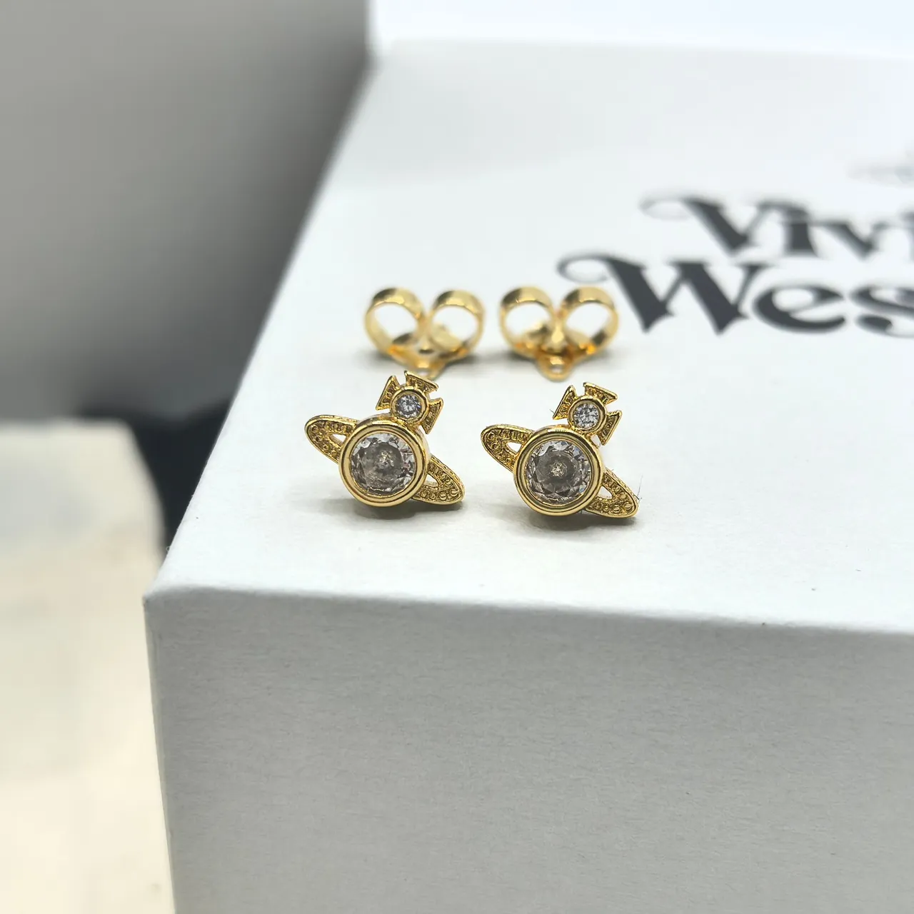 Vivienne Westwood Aretes Stud con Orb de Cristal 4