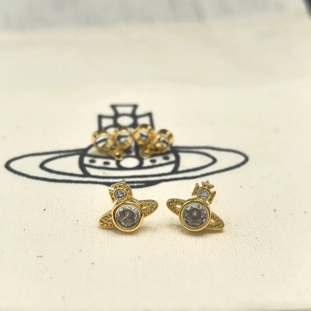 Vivienne Westwood Aretes Stud con Orb de Cristal 5