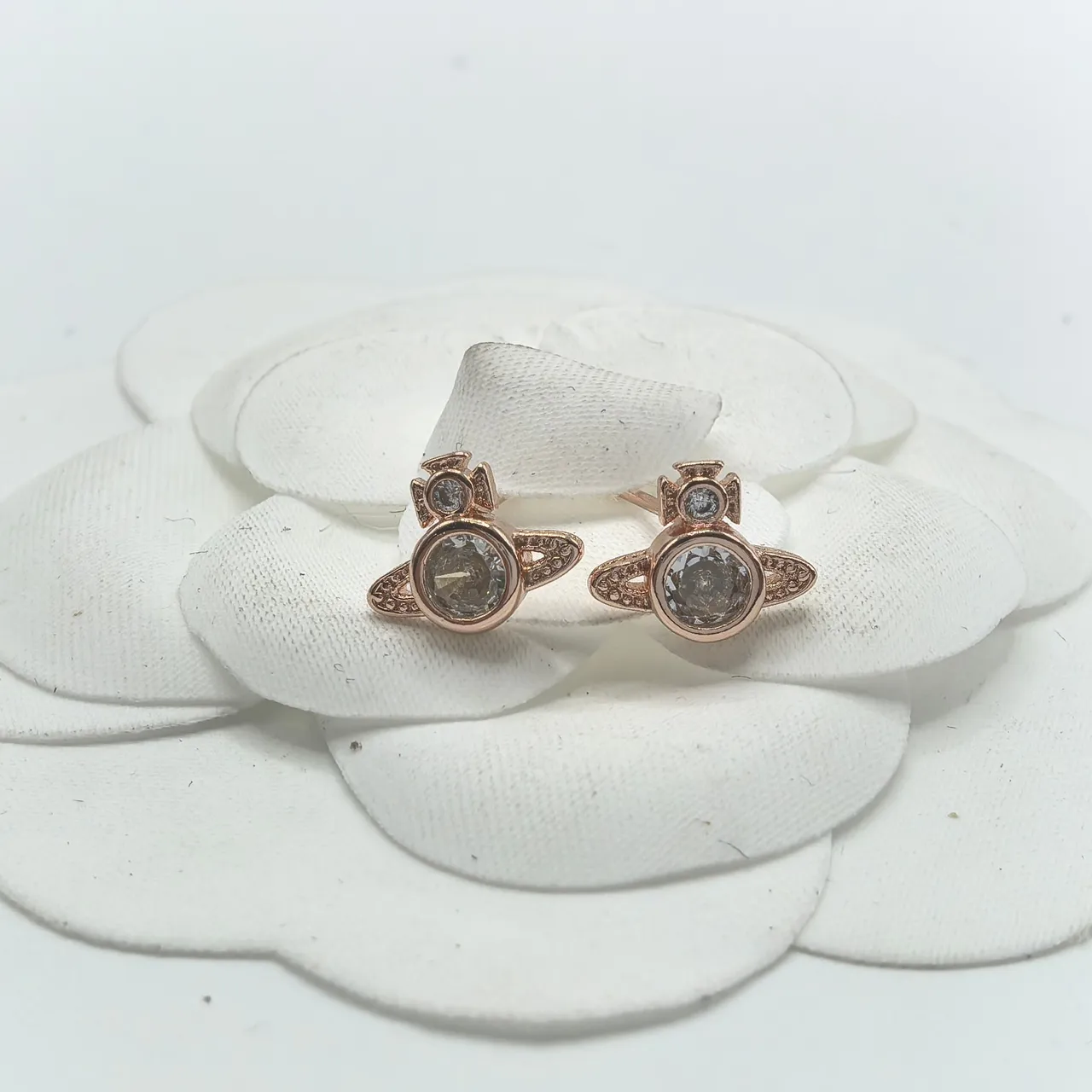 Vivienne Westwood Aretes Stud con Orb de Cristal 6