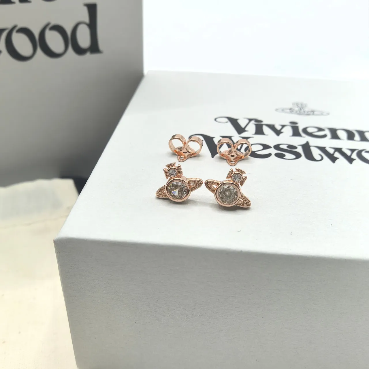 Vivienne Westwood Aretes Stud con Orb de Cristal 7