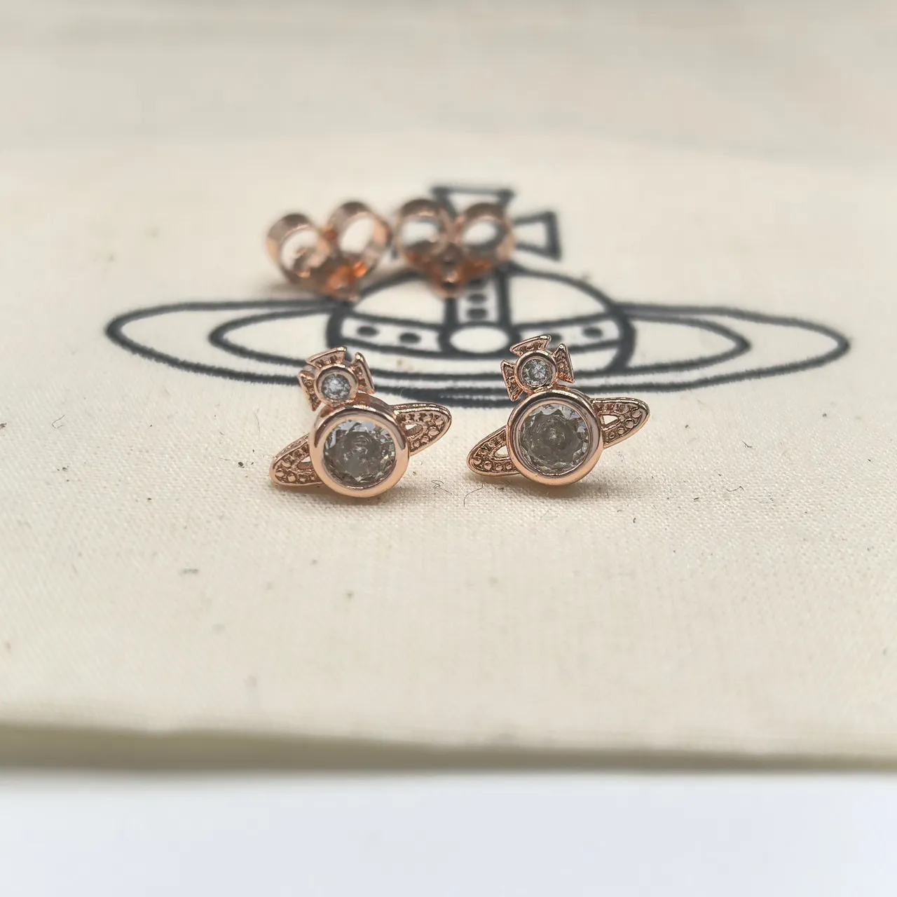 Vivienne Westwood Aretes Stud con Orb de Cristal 8