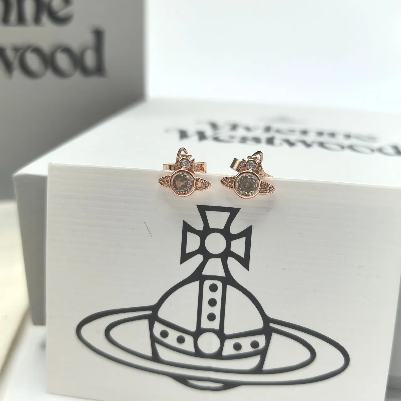 Vivienne Westwood Aretes Stud con Orb de Cristal 9