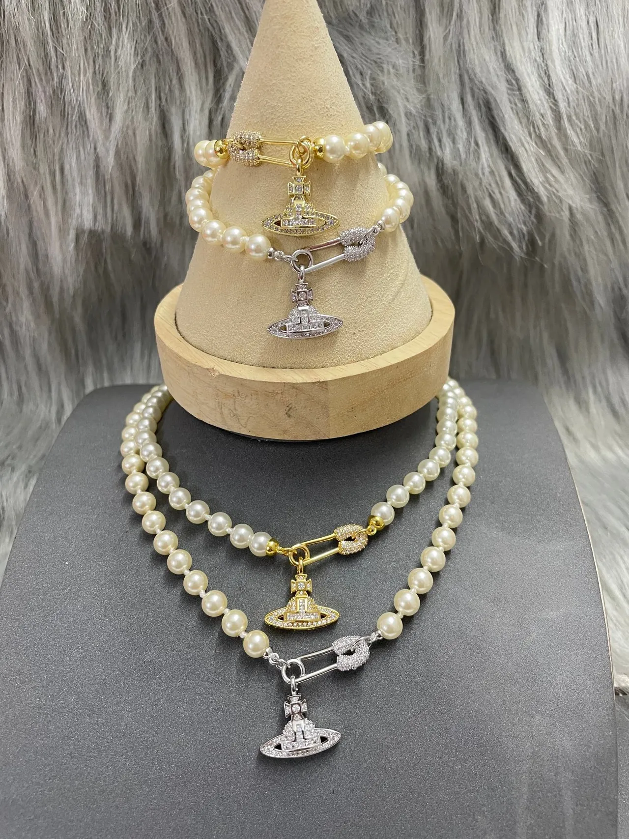 Colar Vivienne Westwood Orb Gold White Pendente com Motivo de Broche de Segurança 3