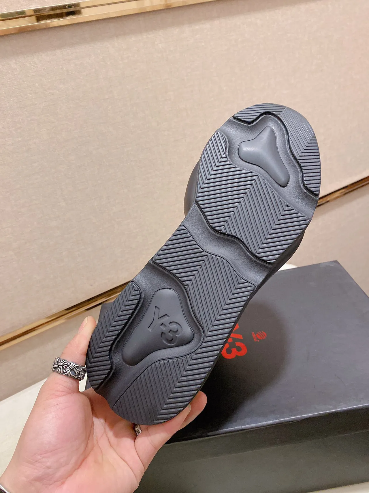 Y-3 أخضر عسكري أسود منحوت مونوليثيك ميد سول غير متناظر مثبت بخياطة أوفرليه لايف ستايل سنيكرز 2