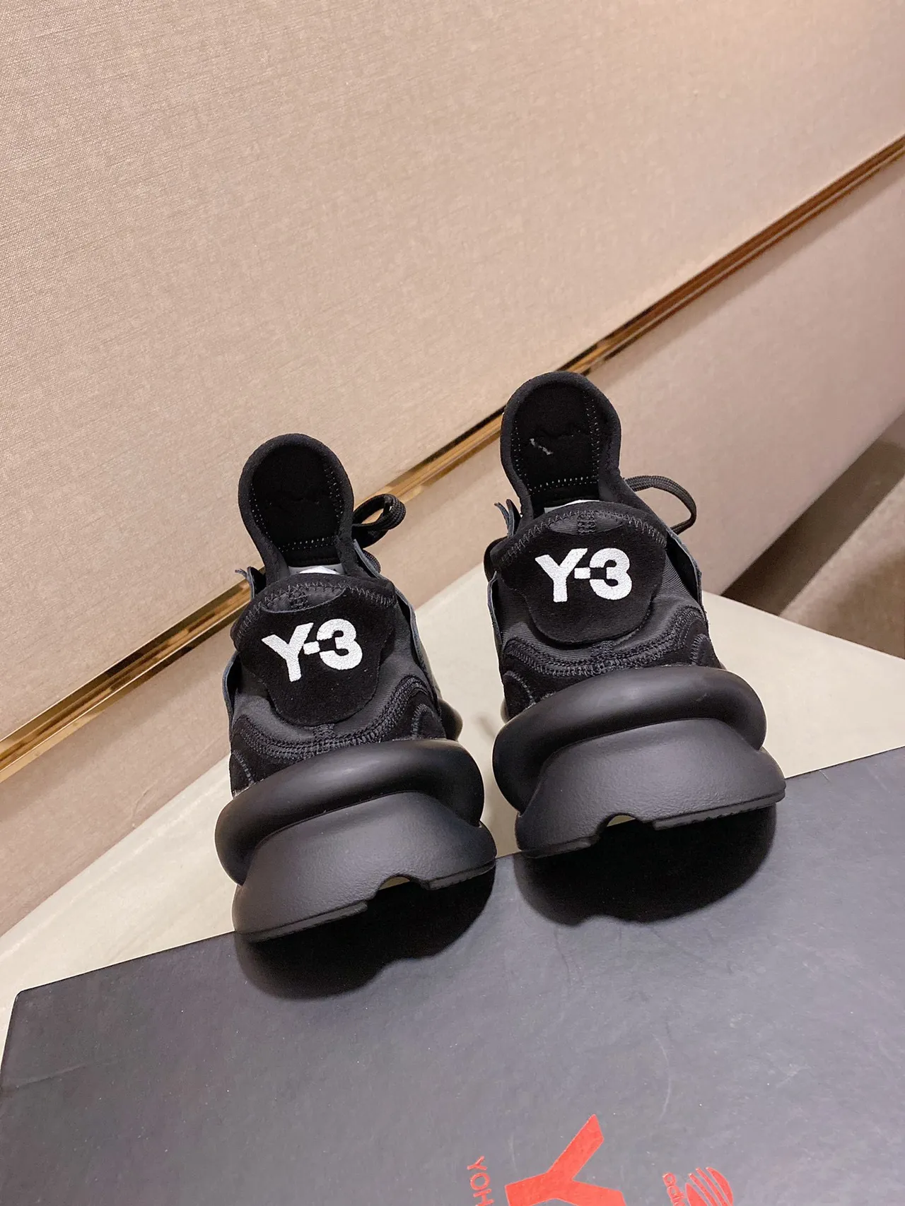 Y-3 أخضر عسكري أسود منحوت مونوليثيك ميد سول غير متناظر مثبت بخياطة أوفرليه لايف ستايل سنيكرز 3