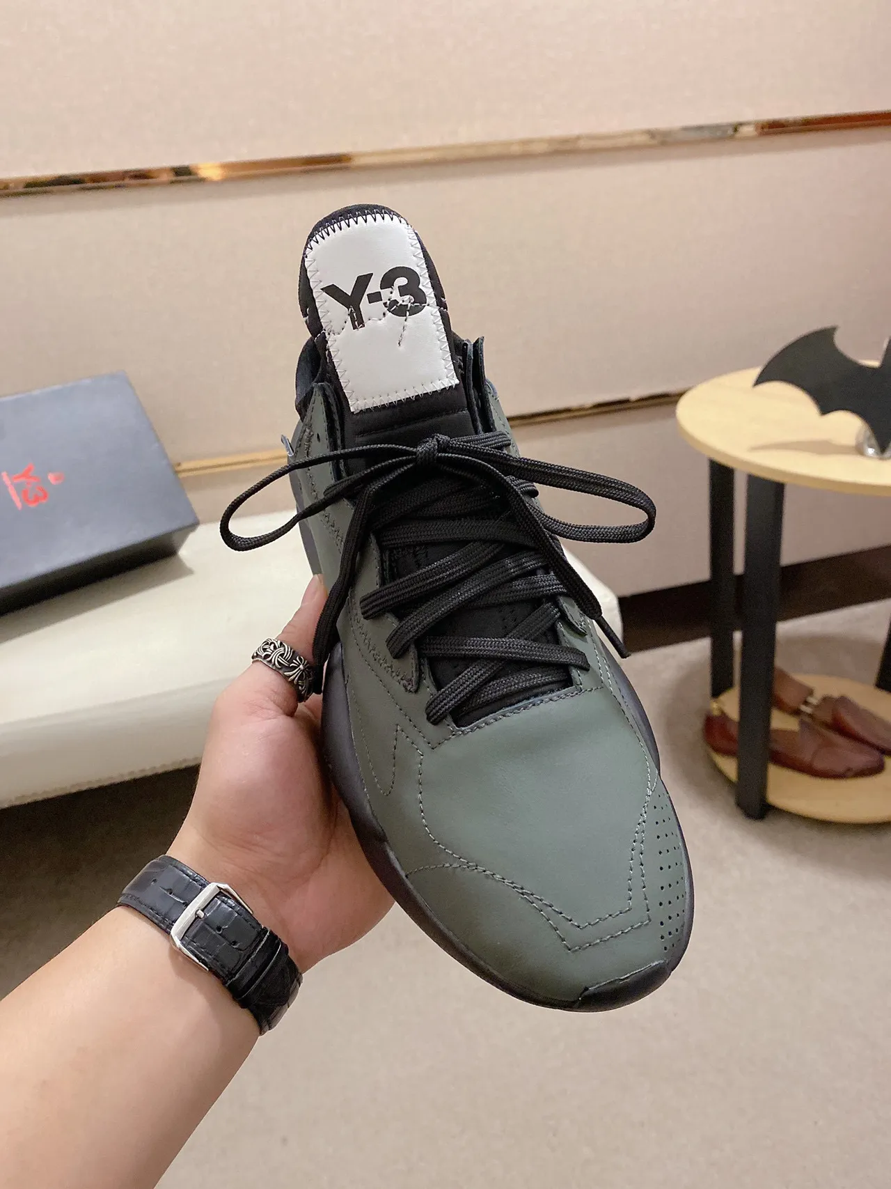 Y-3 أخضر عسكري أسود منحوت مونوليثيك ميد سول غير متناظر مثبت بخياطة أوفرليه لايف ستايل سنيكرز 9