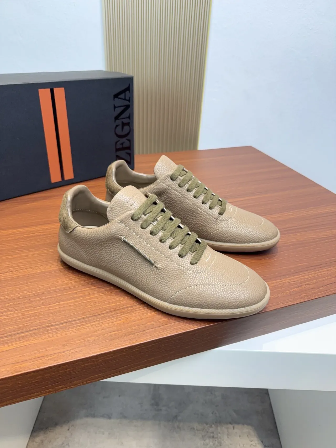 Zegna भूरे दानेदार चमड़ी की लो टॉप स्नीकर 4