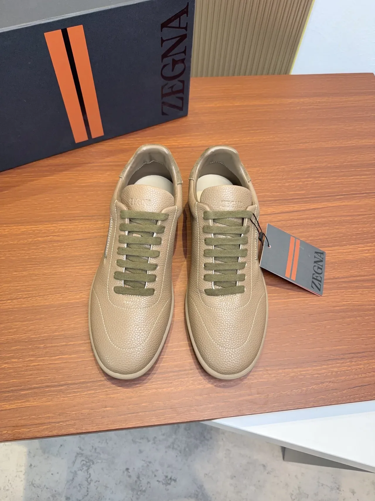 Zegna भूरे दानेदार चमड़ी की लो टॉप स्नीकर 5
