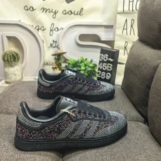 Adidas أحذية رياضية أسلوب الحياة السوداء متعددة الألوان مزينة بكريستالات ثلاث شرائط لوحة جانبية