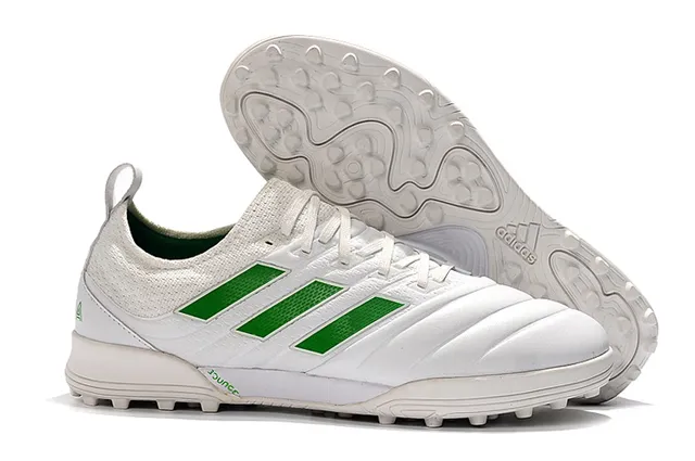 Adidas أحذية كرة القدم Turf بالأسود والبرتقالي مع upper من النسج والصناعي 3 شرائط 3