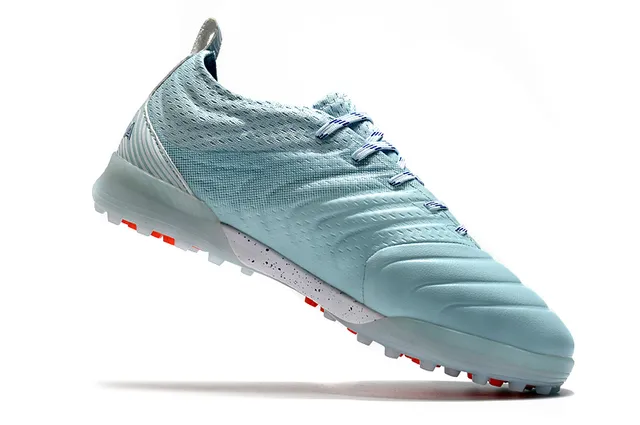 Adidas أحذية كرة القدم Turf بالأسود والبرتقالي مع upper من النسج والصناعي 3 شرائط 15