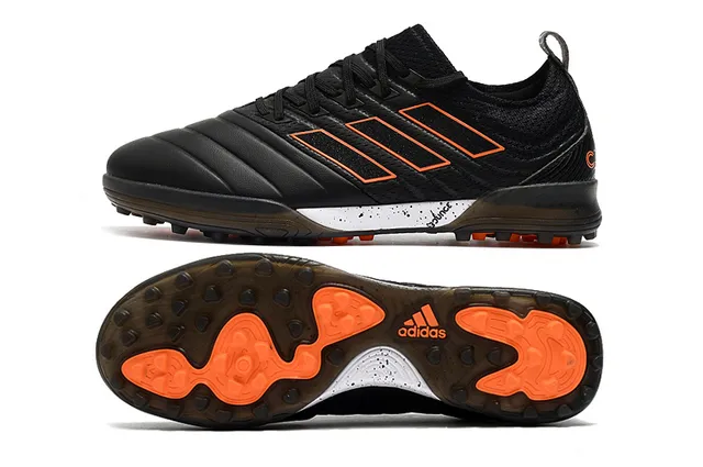 Adidas أحذية كرة القدم Turf بالأسود والبرتقالي مع upper من النسج والصناعي 3 شرائط 20