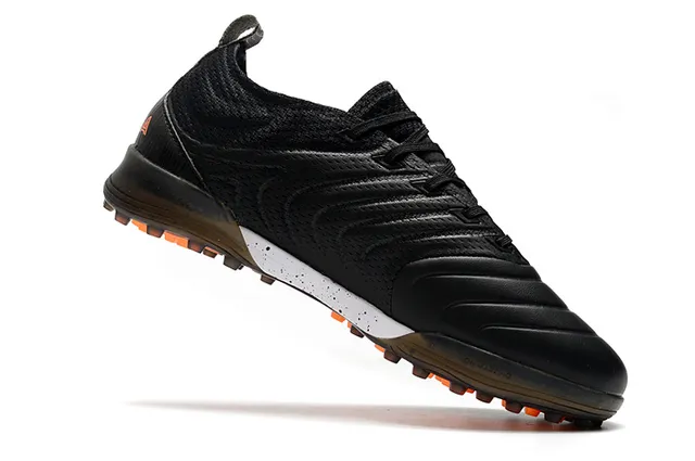 Adidas أحذية كرة القدم Turf بالأسود والبرتقالي مع upper من النسج والصناعي 3 شرائط 21